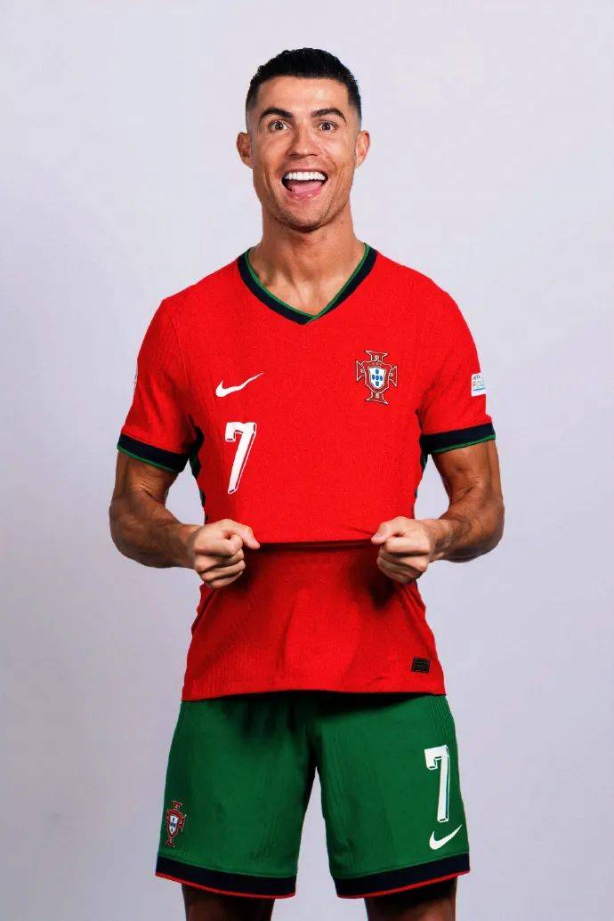 卡利亚里高空压制罗马防线屡失误，科内孤掌难鸣